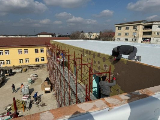 Reabilitarea liceului din Mihail Kogălniceanu continuă