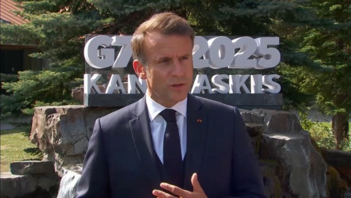 Macron, îndemnat să demisioneze pentru a pune capăt crizei politice din Franţa