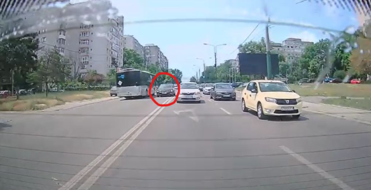 Pericol public! Un șofer merge pe contrasens, taie linia dublă continuă și ignoră culoarea roșie a semaforului. Video