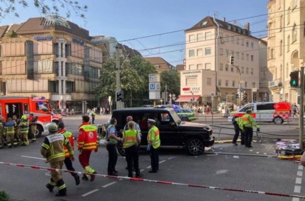 Un bărbat a intrat cu mașina în mulțime: Inclusiv soția și fiica lui se aflau printre oameni