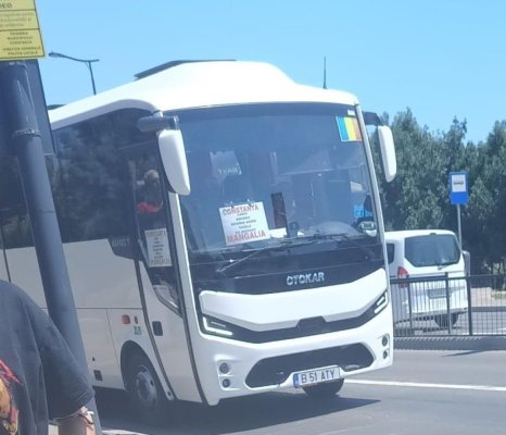 Elevii navetiști cu abonamente sunt lăsați în stații de șoferi, pentru că nu au loc de turiști?!