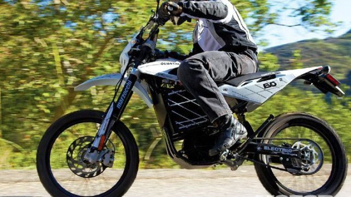 Un minor de 17 ani a condus un motocross neînmatriculat fără permis, pe o stradă din Băneasa