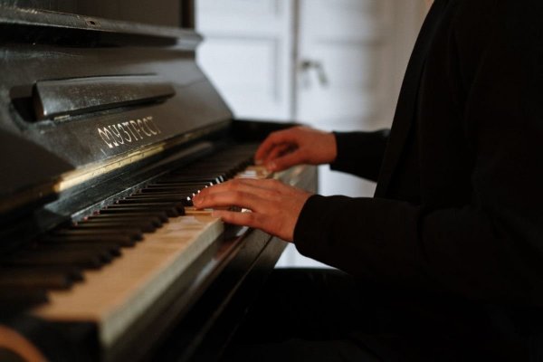 Cercetătorii confirmă: ascultarea muzicii preferate poate diminua durerea mai eficient decât unele analgezice