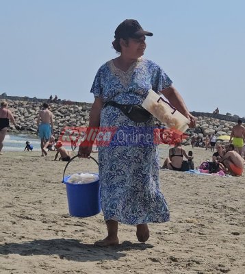 Pe vânzătorii ambulanți  de gogoși, covrigi și porumb de pe plajă... îi verifică cineva?! Video