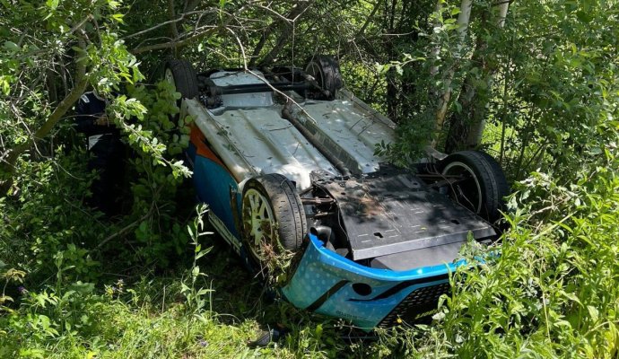 Accident la Raliul Clujului. Mai multe mașini au ieșit în decor, una s-a răsturnat