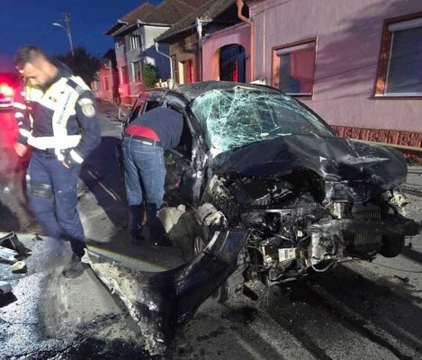 Patru persoane au fost rănite după ce maşina în care se aflau s-a răsturnat