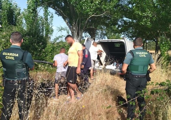 Români săltați din pădurile Spaniei, în timp ce dormeau lângă duba groazei plină cu cabluri furate