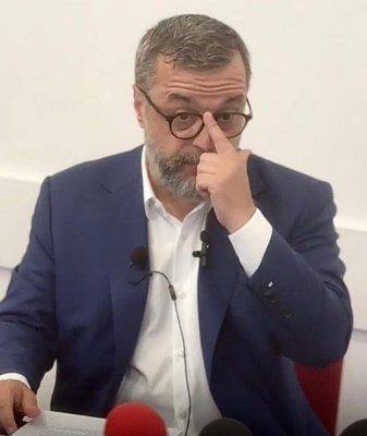 Rusu nu vrea să plece din primărie pe ușa din față, dar va pleca, împins de Chițac, pe ușa din spate! Video