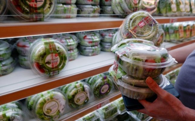 Proiect de lege în Parlament: Supermarketurile vor fi obligate să renunțe la produsele pe care le promovează cel mai mult