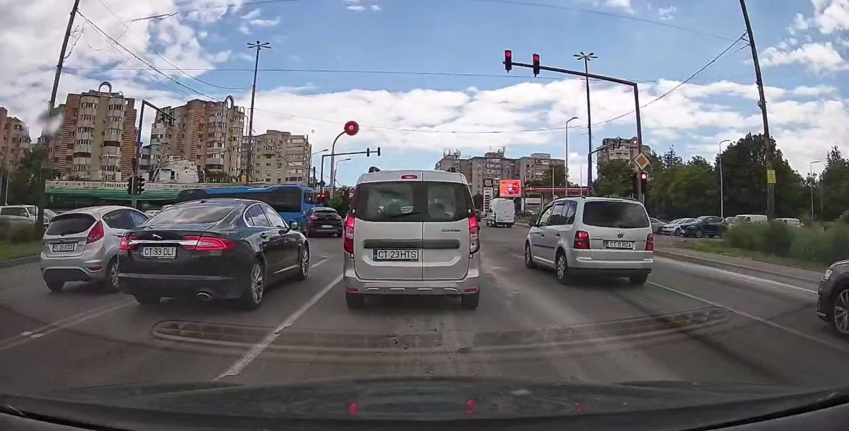 Alo, Politia! Un sofer de Tulcea a taiat linia dubla continua si a trecut pe culoarea rosie a semaforului. Video