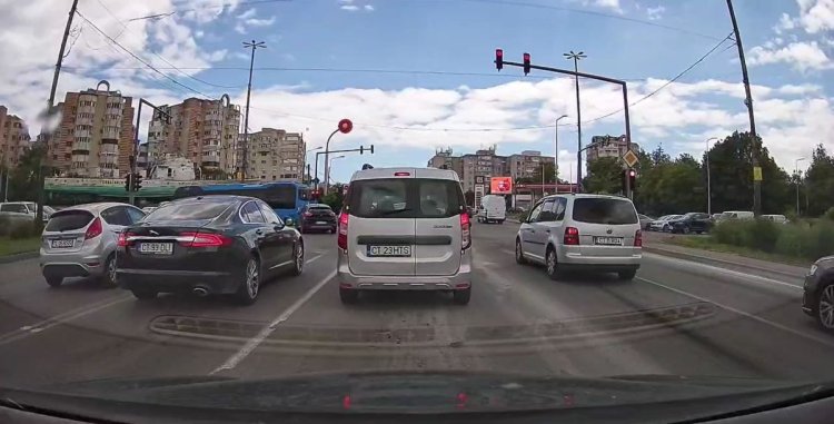 Alo, Poliția! Un șofer de Tulcea a tăiat linia dublă continuă și a trecut pe culoarea roșie a semaforului. Video