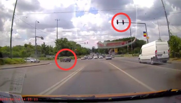 Șoferul care a trecut pe roșu și a tăiat linia dublă continuă a rămas fără permis. Video