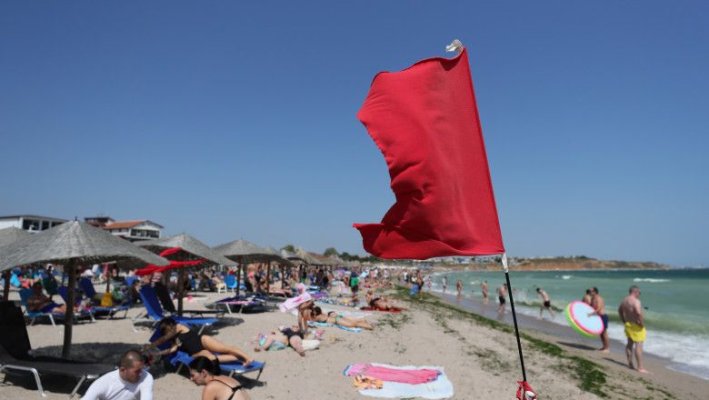 ATENȚIE! A fost arborat steagul roșu pe litoralul românesc. Riscul de înec este foarte ridicat