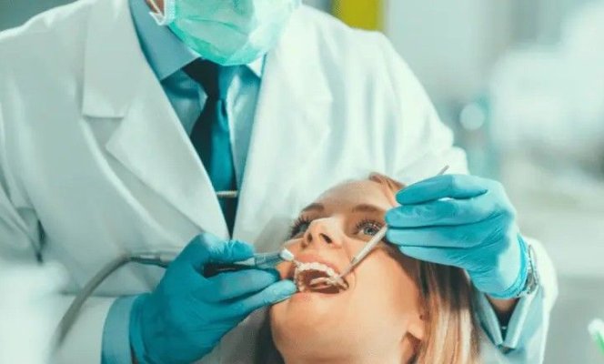 Un tânăr s-a dat medic stomatolog și a făcut tratamente complicate învățate din tutoriale. Câți bani a câștigat 