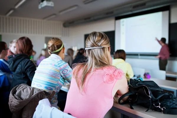 Profesor universitar, acuzat de hărţuire sexuală. Le întreba pe studente de unde îşi cumpără chiloții