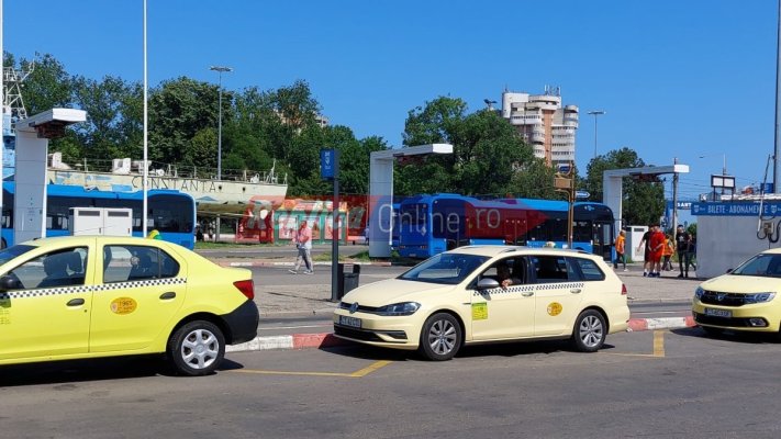În goana după clienți, taximetriștii „atârnă“ în fața Gării Constanța și sufocă turiștii! Video 