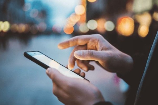 Ecranele nu sunt dușmanul creierului. Timpul petrecut online ne face mai deștepți, arată un nou studiu