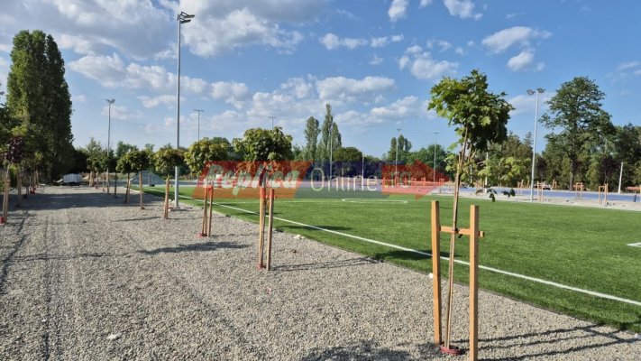 Cu ajutorul unor sponsorizări, zona terenurilor sportive din strada Primăverii începe să prindă contur. Video