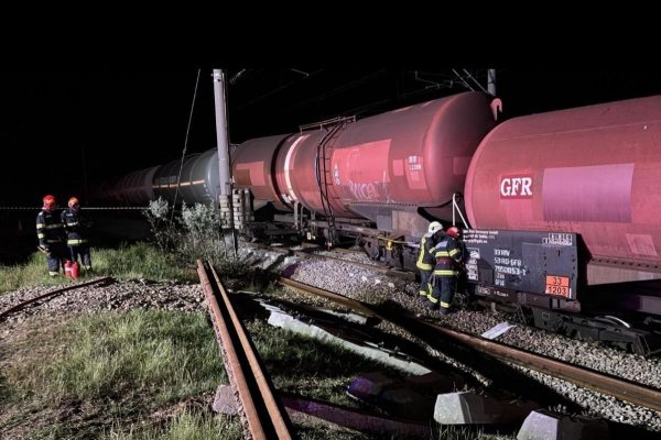 Pericol de explozie pe calea ferată: Un tren încărcat cu benzină a deraiat