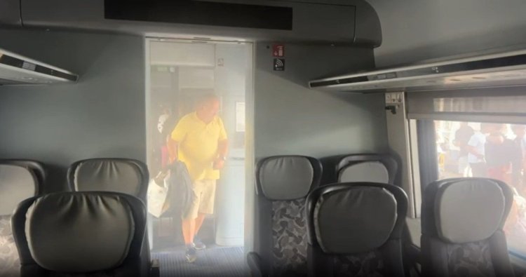 Un tren de călători a luat foc în Gara de Nord din Bucureşti. Oamenii au coborât speriaţi din vagoane. Video