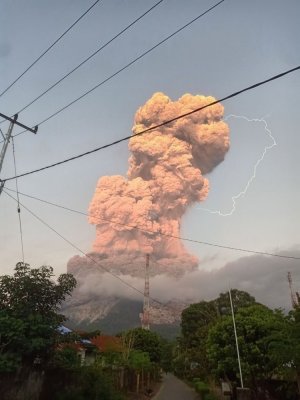 Numeroase zboruri către Bali au fost anulate după erupţia unui vulcan. Video