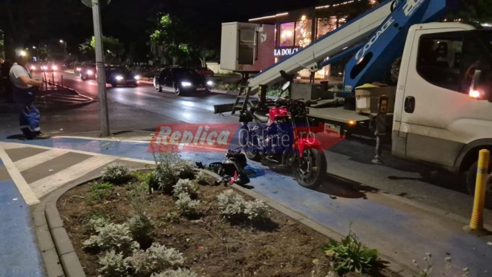 Accident grav în Mamaia! Un motociclist a intrat în stâlp, după ce a lovit un pieton. Video