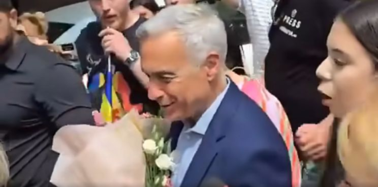 Flori, lozinci și control judiciar: Călin Georgescu, din nou în fața autorităților. Video