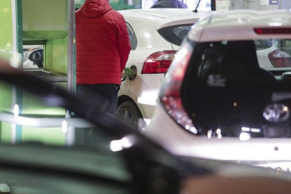 Majorări de accize la alcool și carburanți. Carburanții s-ar putea scumpi cu 30 de bani/l