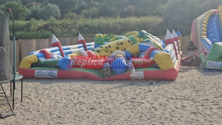 La un pas de tragedie! Toboganele gonflabile de pe plaja Modern s-au dezumflat, din cauza unei pene de curent. Video