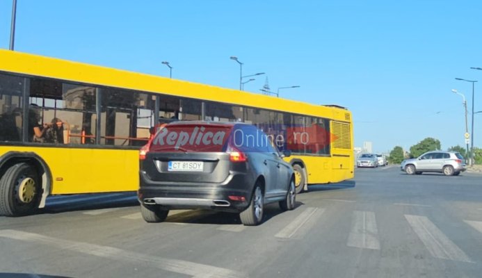 Grăbit nevoie mare! Un șofer a forțat semaforul și a blocat intersecția de la Far.  Video