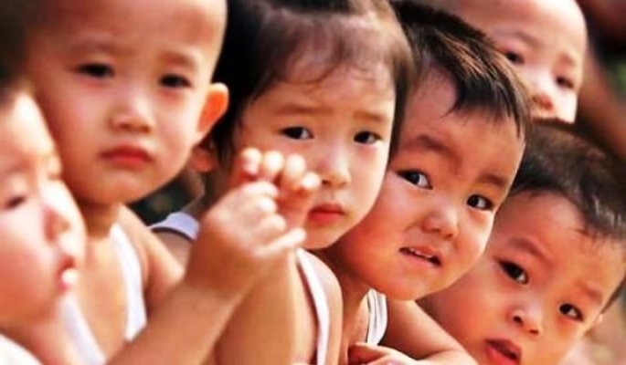 China: Guvernul va acorda alocații părinților pentru a stimula natalitatea