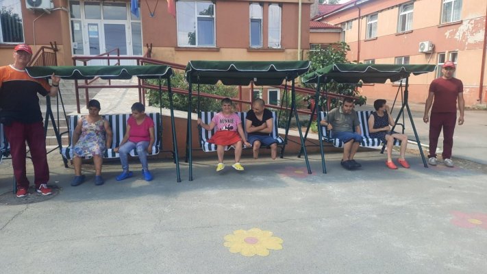 Voluntarii Asociației „Suflete deschise“ au adus zâmbete pe chipurile bunicilor de la azilul din Poarta Albă