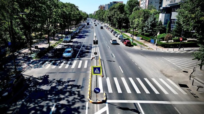 Trecerea de pietoni situată pe bulevardul Alexandru Lăpușneanu, amenajată cu scuar median 