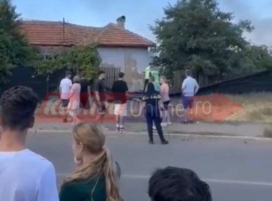 Alertă! Incendiu puternic de vegetație, pe Valea Portului! Focul s-a extins la case. Video