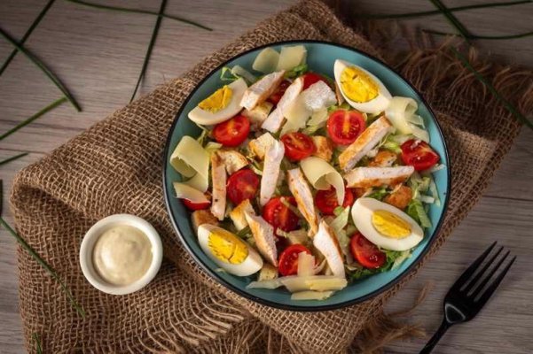 Comandamentul InfoCons pe litoral : Salată Caesar cu până la 20 aditivi alimentari și 354.05 kcal