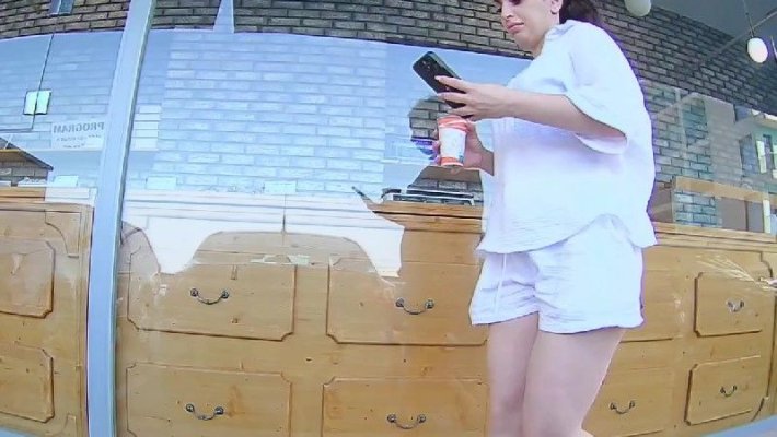 O femeie s-a trezit cu mașina stropită cu cafea lângă o patiserie din Năvodari! Video 