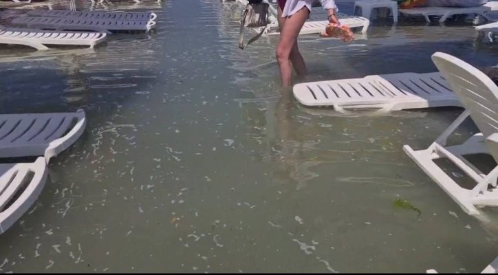 Fenomen rar pe plaja din Costinești! Marea a inundat zona de plajă