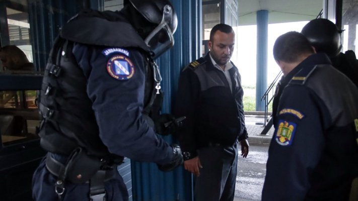 Mai mulți polițiștii de frontieră au fost săltați de ofițerii de la Antifraudă: Luau mită pentru aproape orice