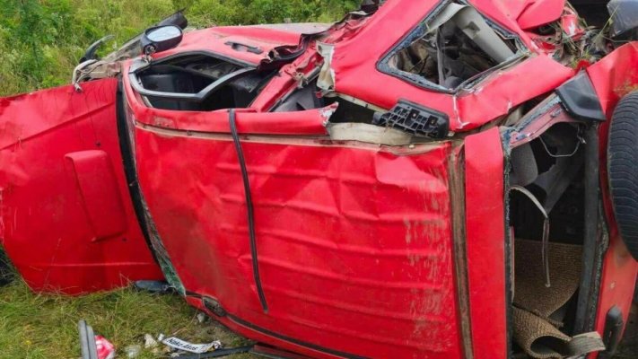Tragedie! Un băiat de 15 ani a murit, după ce mașina în care se afla a fost lovită de tren