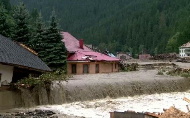 Bătaie de joc! Victimele inundațiilor din Suceava primesc 5.000 de euro pentru case distruse peste 75%