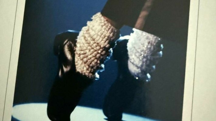 O şosetă a cântăreţului Michael Jackson, considerată „legendară“, a fost vândută cu 6.200 de euro