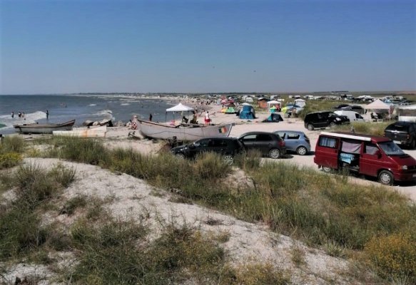 Prețuri amețitoare pentru o noapte de cazare la pensiunile din Corbu, la plaja sălbatică