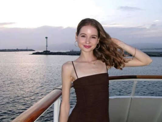 Irina Columbeanu, de pe catwalk, în sala de operaţii: „Vreau să fac medicină, nu modelling”