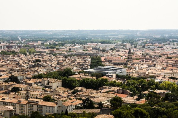 Un oraș din Franța le interzice tinerilor să mai iasă din casă după ora 21