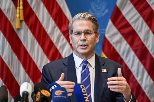 Rusia: Guvernul american apără suspendarea sancţiunilor asupra petrolului