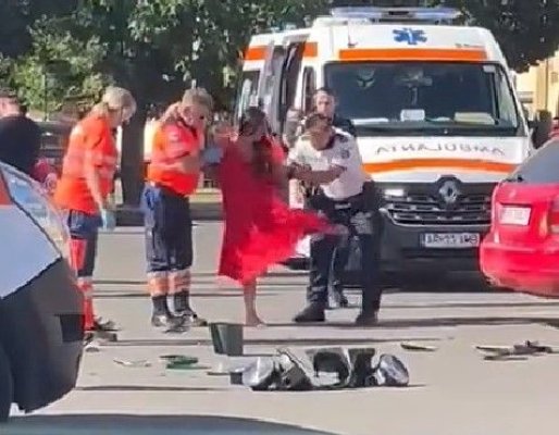 O şoferiţă beată care a lovit cu mașina o femeie şi doi copii a făcut scandal când a fost încătușată. Video