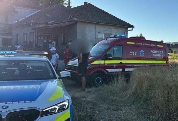 Un copil de nici trei ani a murit, după ce a fost lovit de o mașină, pe marginea unei șosele