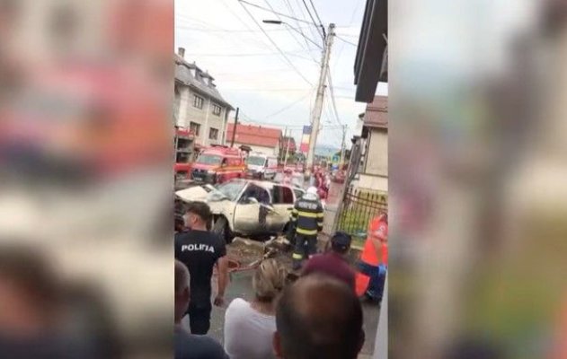 O femeie a murit pe loc, după ce a fost lovită de un șofer care a intrat cu mașina pe trotuar. Video