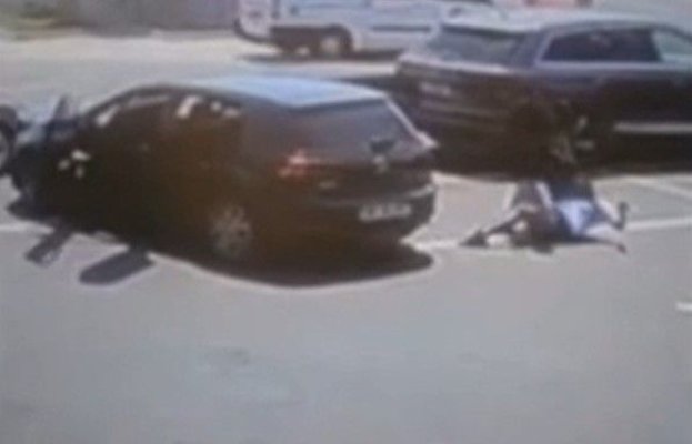 Doi bărbaţi au încercat să răpească o femeie de 29 de ani, în parcarea unui supermarket. Video