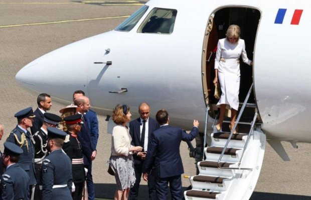 Brigitte l-a umilit din nou pe Emmanuel Macron, la coborârea din avionul care i-a adus la Northolt. Video